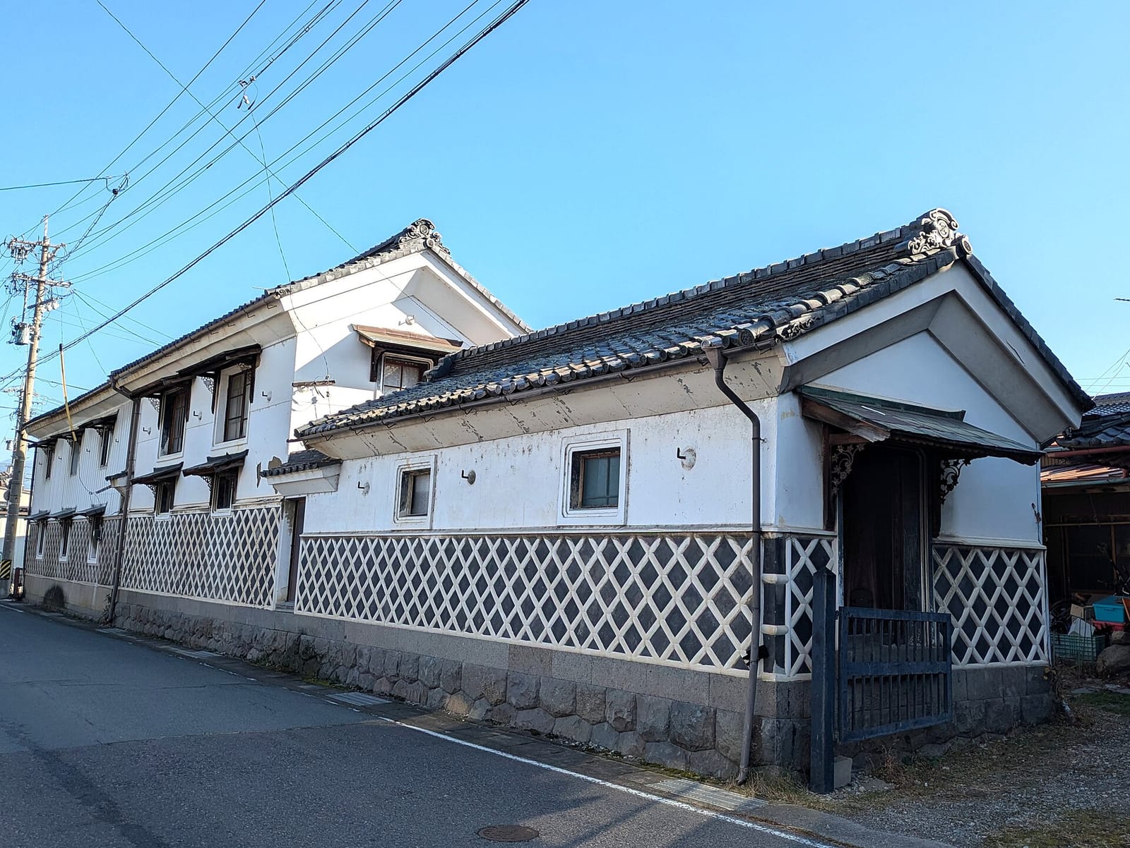 稲荷山宿の土蔵造りの町並み