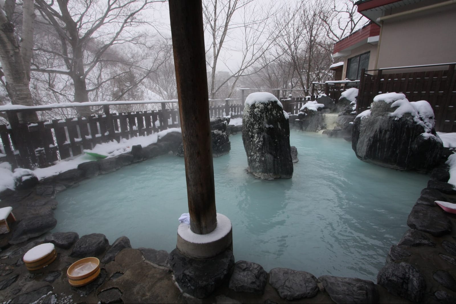 松川温泉の乳白色の露天風呂