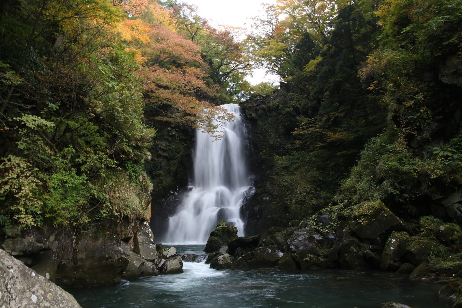 奈曽の白瀑の滝の全容