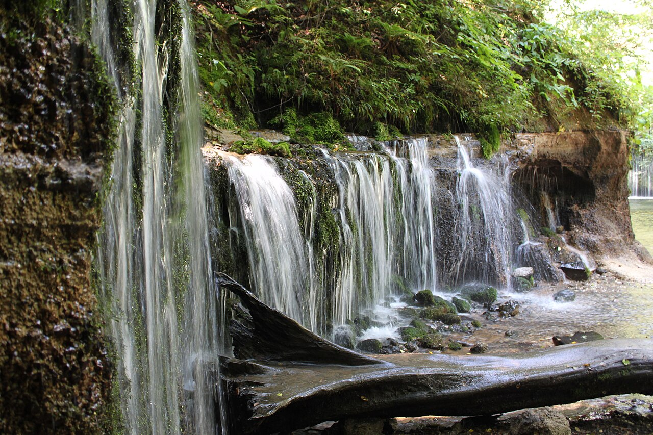 白糸の滝の風景