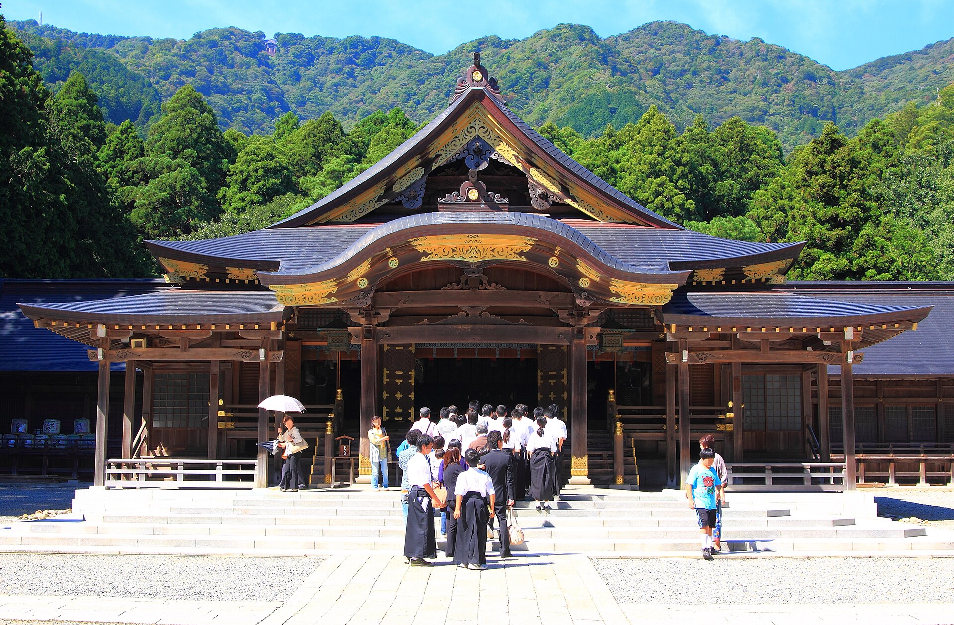 弥彦神社の風景