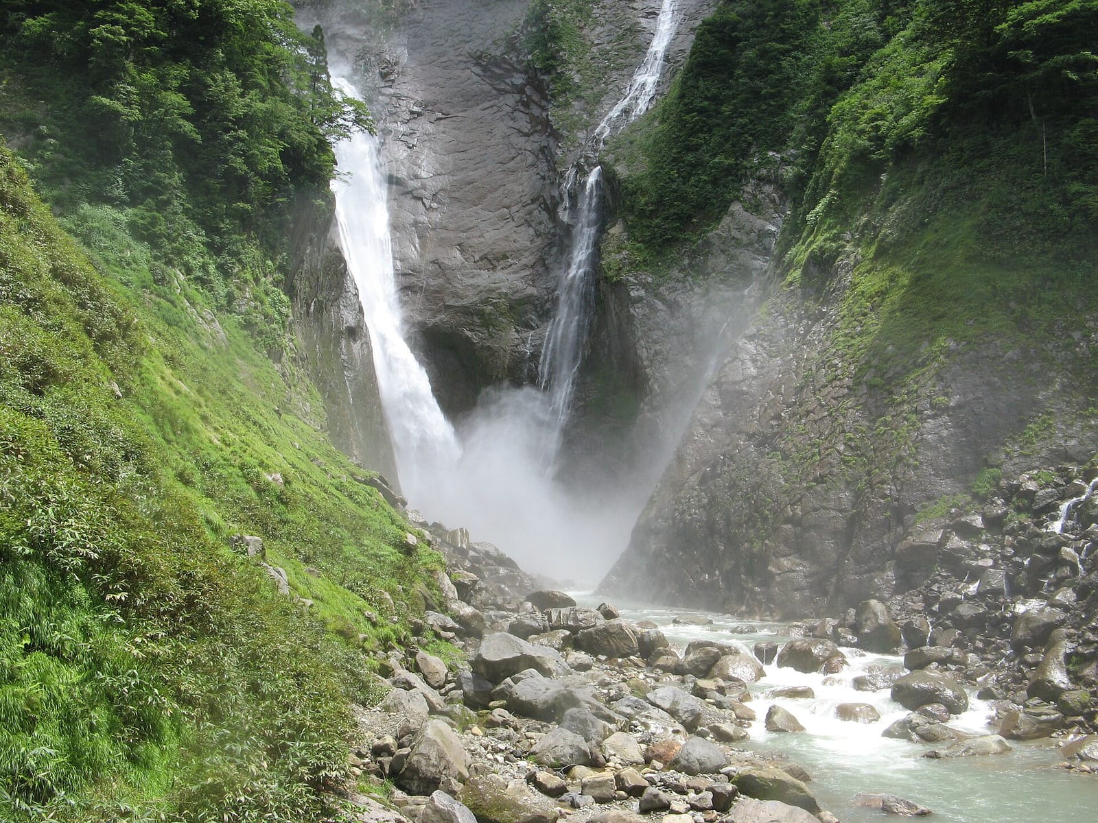 称名滝の四段の滝