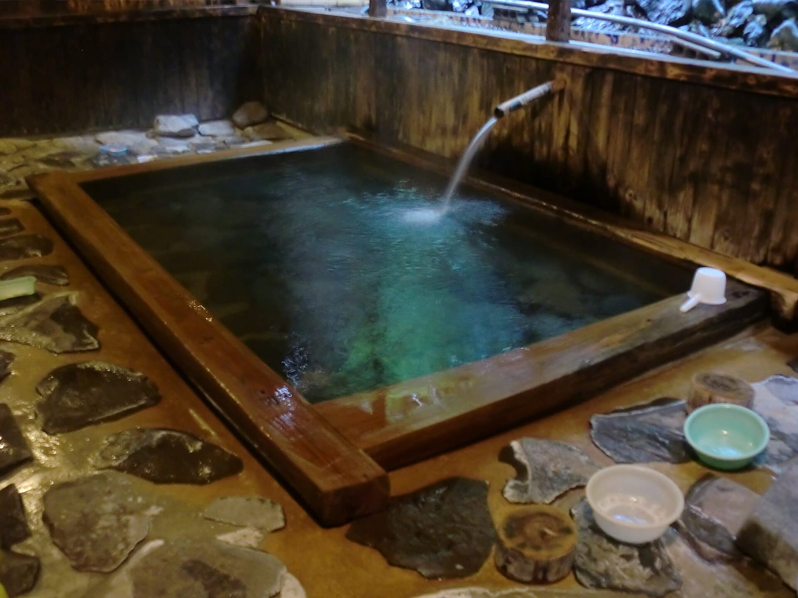 湯の鶴温泉の湯出川沿いの湯治宿